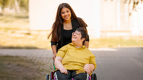 Bild einer Frau mit einem Kind. Die Frau erklärt dem Kind etwas.