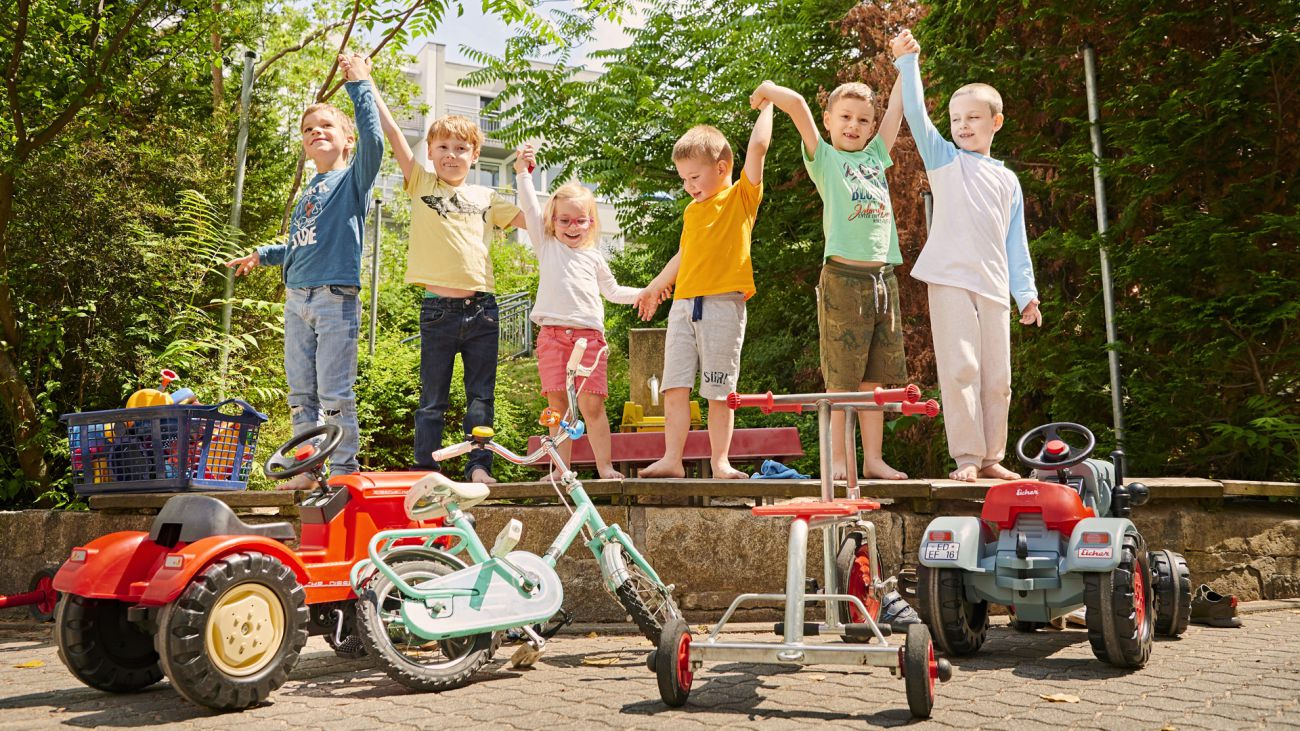 Eine Gruppe Kinder spielt im Freien