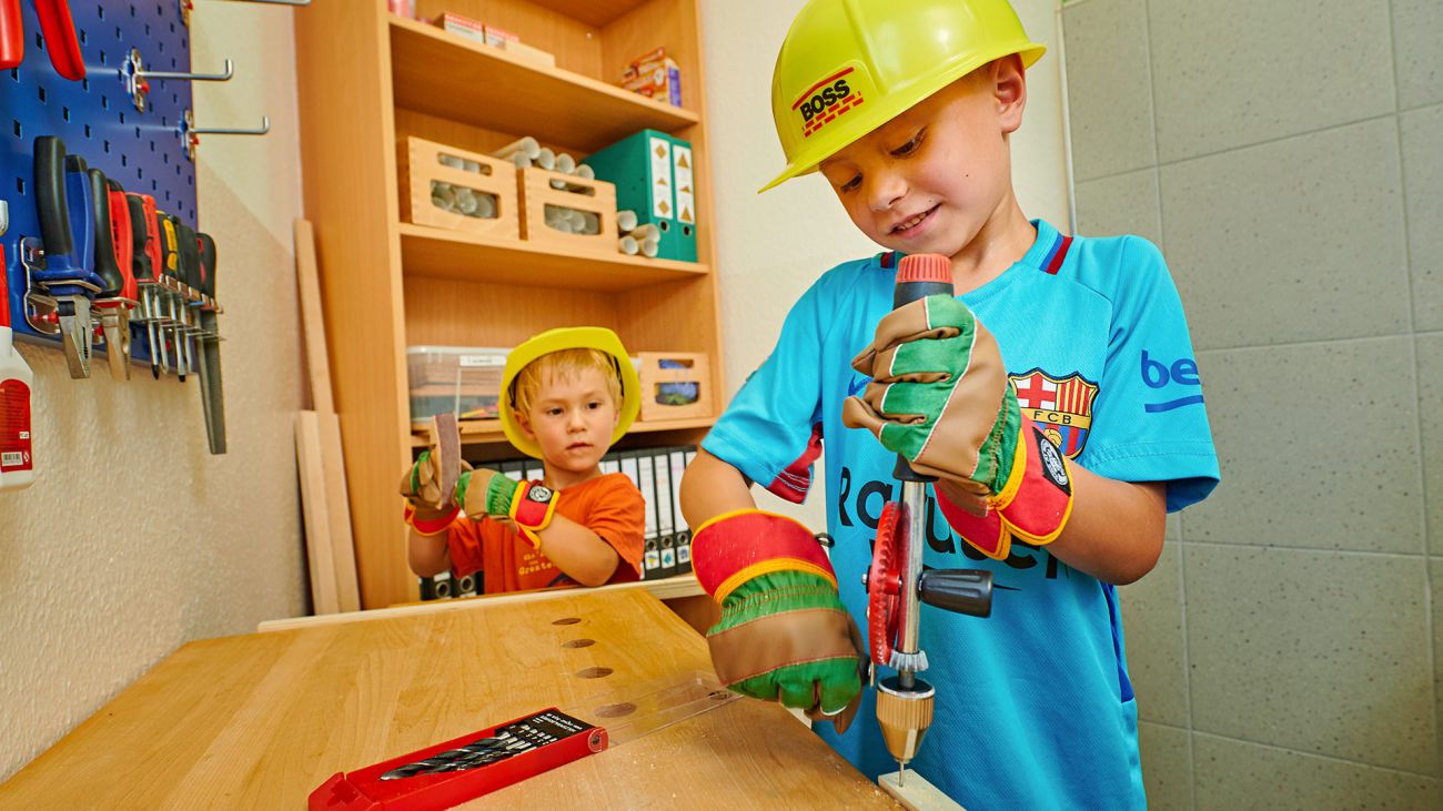Kinder spielen mit einer Kinderwerkbank